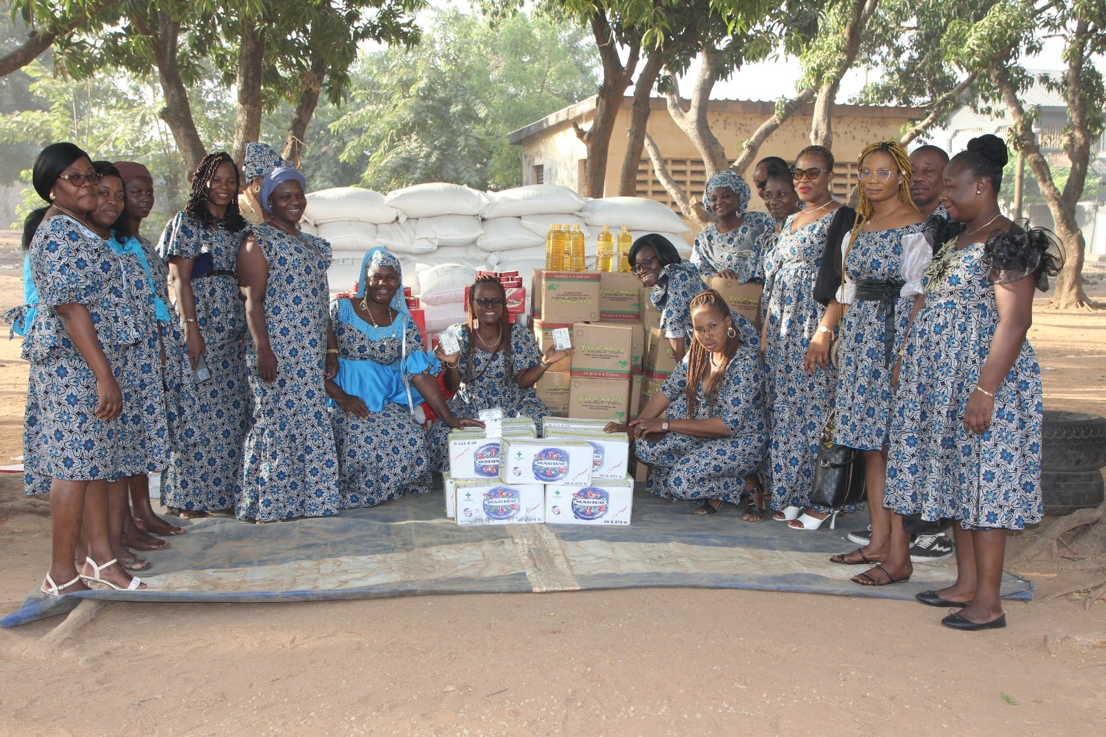 Femmes entrepreneures togolaises présentant des produits issus de leurs activités